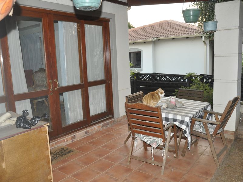 Pet-Friendly 2-Bedroom Townhouse with Wrap-Around Garden in Paulshof! - Photo 1