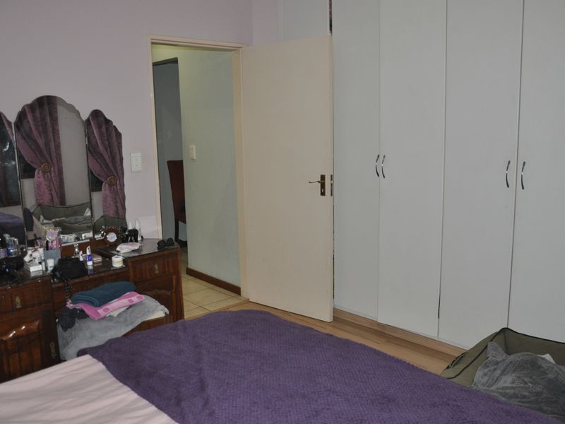 Pet-Friendly 2-Bedroom Townhouse with Wrap-Around Garden in Paulshof! - Photo 8