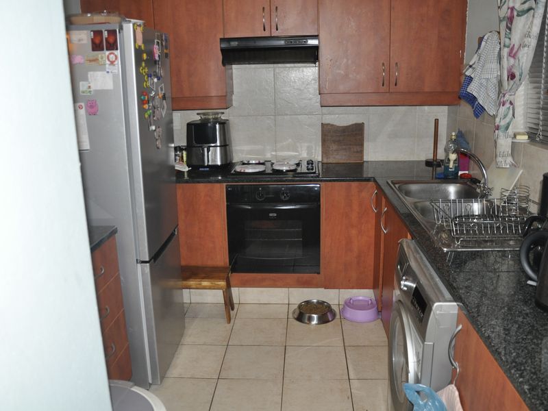 Pet-Friendly 2-Bedroom Townhouse with Wrap-Around Garden in Paulshof! - Photo 2