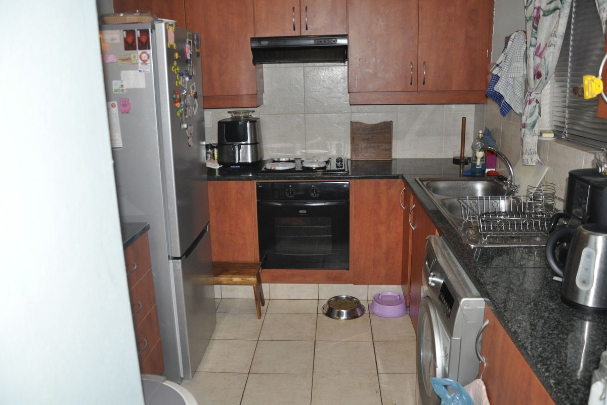 Pet-Friendly 2-Bedroom Townhouse with Wrap-Around Garden in Paulshof! - Photo 2
