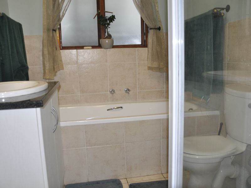 Pet-Friendly 2-Bedroom Townhouse with Wrap-Around Garden in Paulshof! - Photo 10