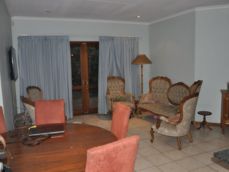Pet-Friendly 2-Bedroom Townhouse with Wrap-Around Garden in Paulshof! - Photo 5