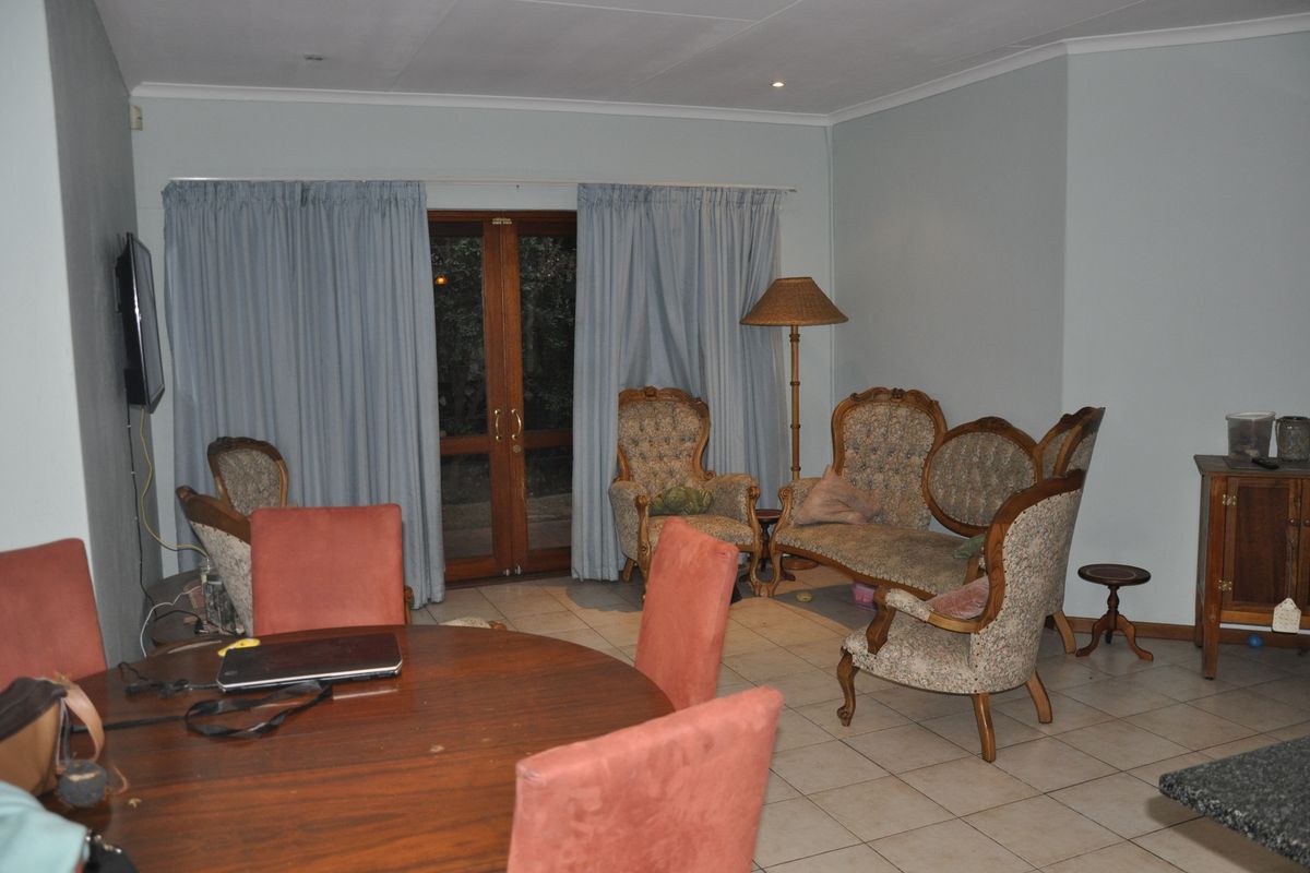 Pet-Friendly 2-Bedroom Townhouse with Wrap-Around Garden in Paulshof! - Photo 5