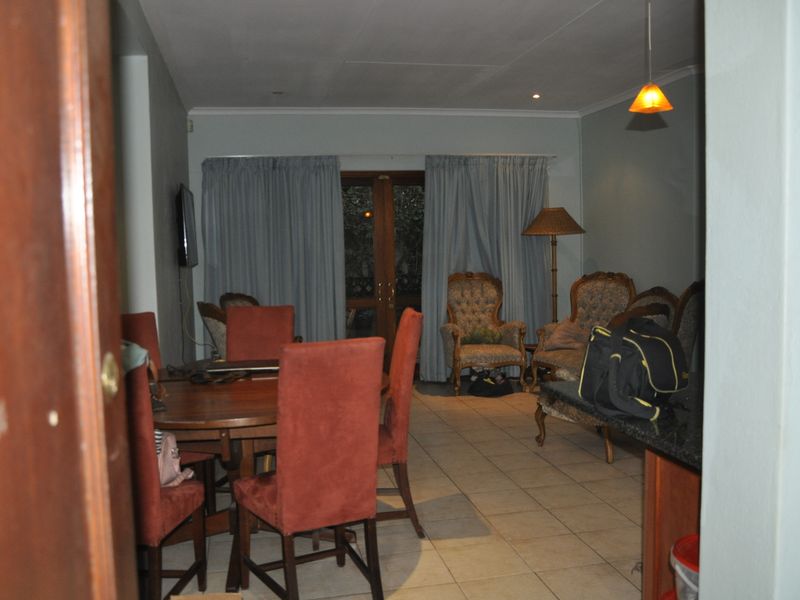 Pet-Friendly 2-Bedroom Townhouse with Wrap-Around Garden in Paulshof! - Photo 4