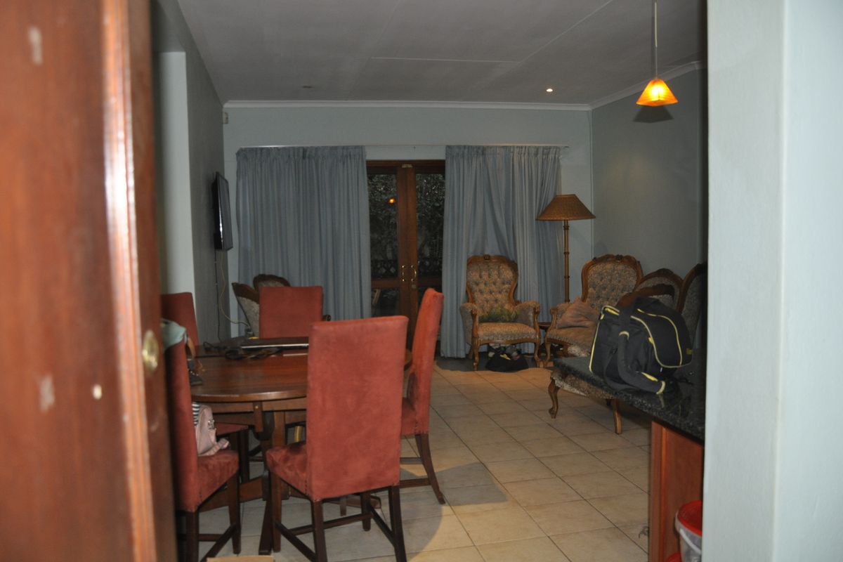 Pet-Friendly 2-Bedroom Townhouse with Wrap-Around Garden in Paulshof! - Photo 4