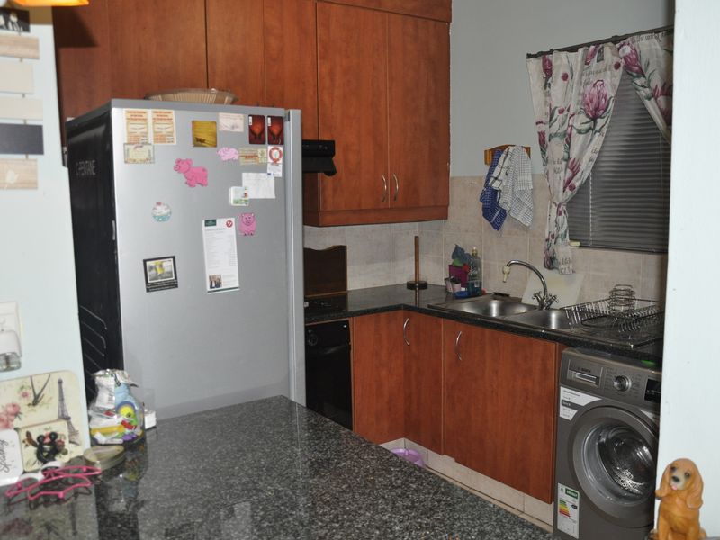 Pet-Friendly 2-Bedroom Townhouse with Wrap-Around Garden in Paulshof! - Photo 3