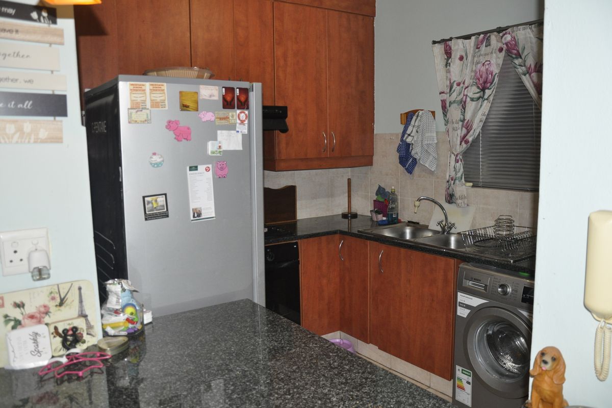 Pet-Friendly 2-Bedroom Townhouse with Wrap-Around Garden in Paulshof! - Photo 3