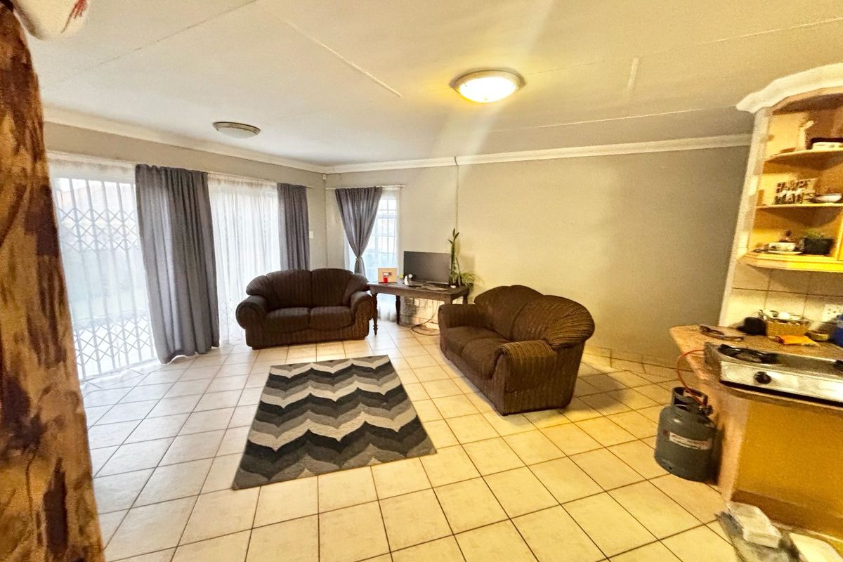 Neat 3 Bedroom Family Home with Entertainment Features for Sale - Photo 5