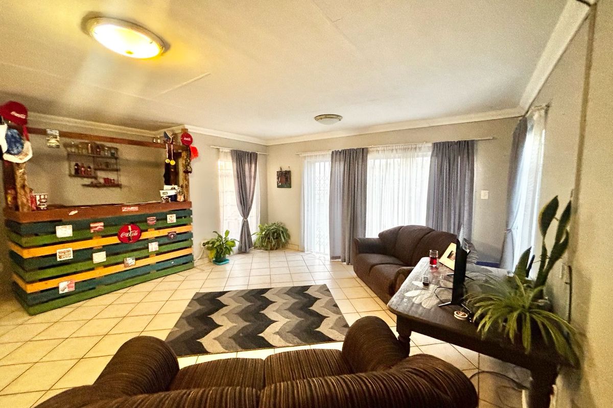 Neat 3 Bedroom Family Home with Entertainment Features for Sale - Photo 4