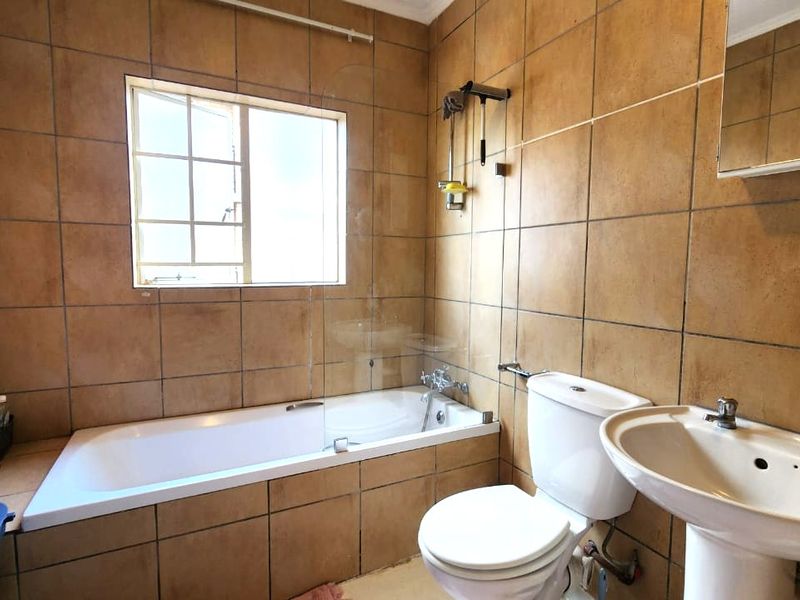 Modern apartment within estate - Photo 9