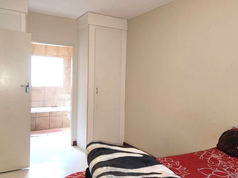 Modern apartment within estate - Photo 8