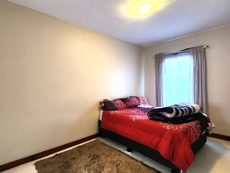 Modern apartment within estate - Photo 7