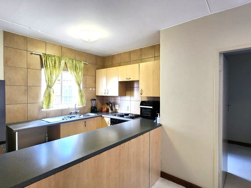 Modern apartment within estate - Photo 6