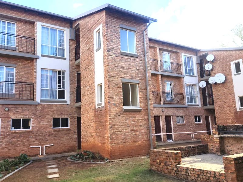 Modern apartment within estate - Photo 2