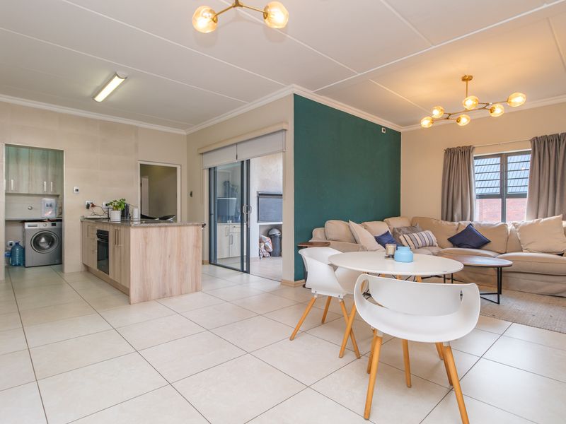 Stylish North-Facing Apartment with Modern Finishes and Entertainer’s Balcony - Photo 2