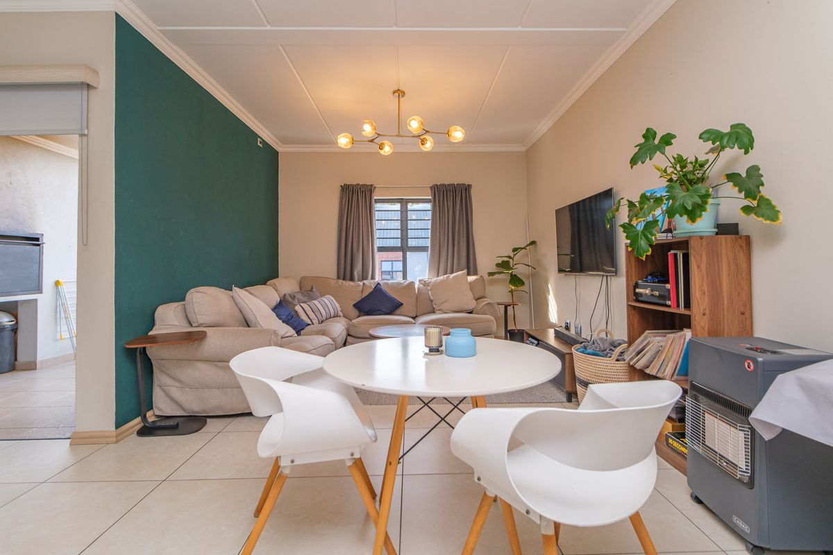 Stylish North-Facing 2-Bedroom Apartment in Exclusive Complex - Photo 5