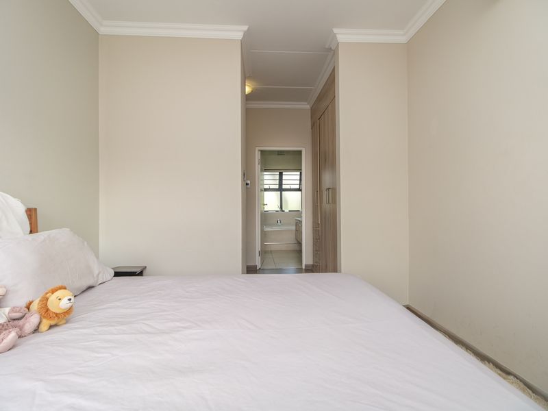 Stylish North-Facing Apartment with Modern Finishes and Entertainer’s Balcony - Photo 7