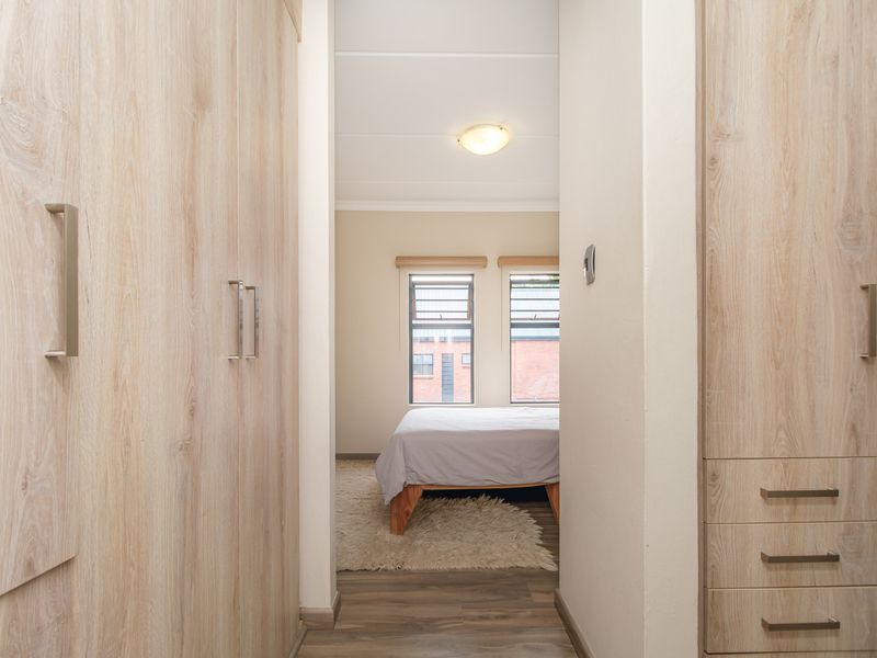 Stylish North-Facing Apartment with Modern Finishes and Entertainer’s Balcony - Photo 9