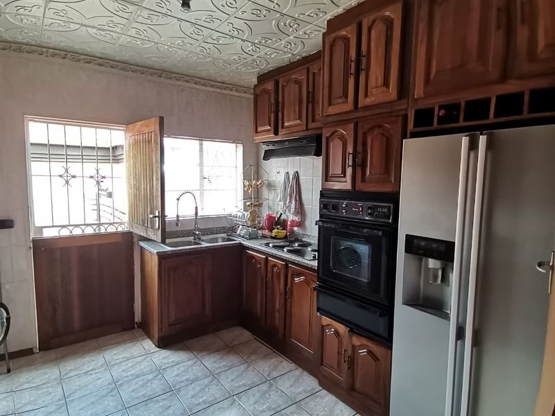 Easy Care 4-Bedroom Home in a Secure and Convenient Part of Letlhabile - Photo 2