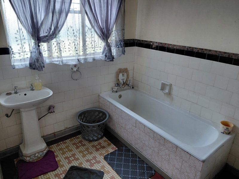 4 Bedroom House for Sale. - Photo 8