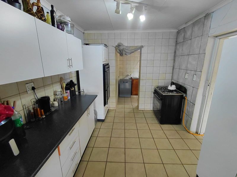 2 Bedroom House for Sale - Photo 3