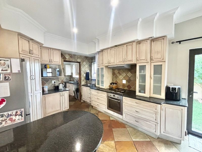 3 Bedroom Family Home with Double Garage & JoJo Tank for Sale - Photo 10