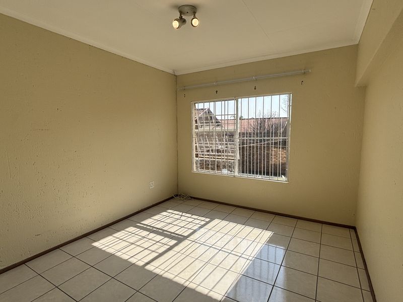2-bedroom, 2-bathroom Townhouse  nestled within a peaceful and well-maintained complex, - Photo 5