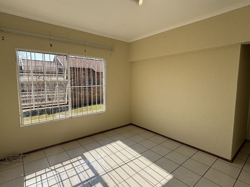 2-bedroom, 2-bathroom Townhouse  nestled within a peaceful and well-maintained complex, - Photo 8