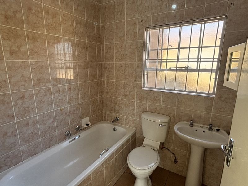 2-bedroom, 2-bathroom Townhouse  nestled within a peaceful and well-maintained complex, - Photo 7