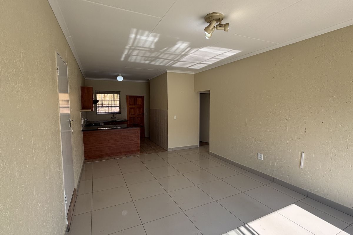 2-bedroom, 2-bathroom Townhouse  nestled within a peaceful and well-maintained complex, - Photo 4