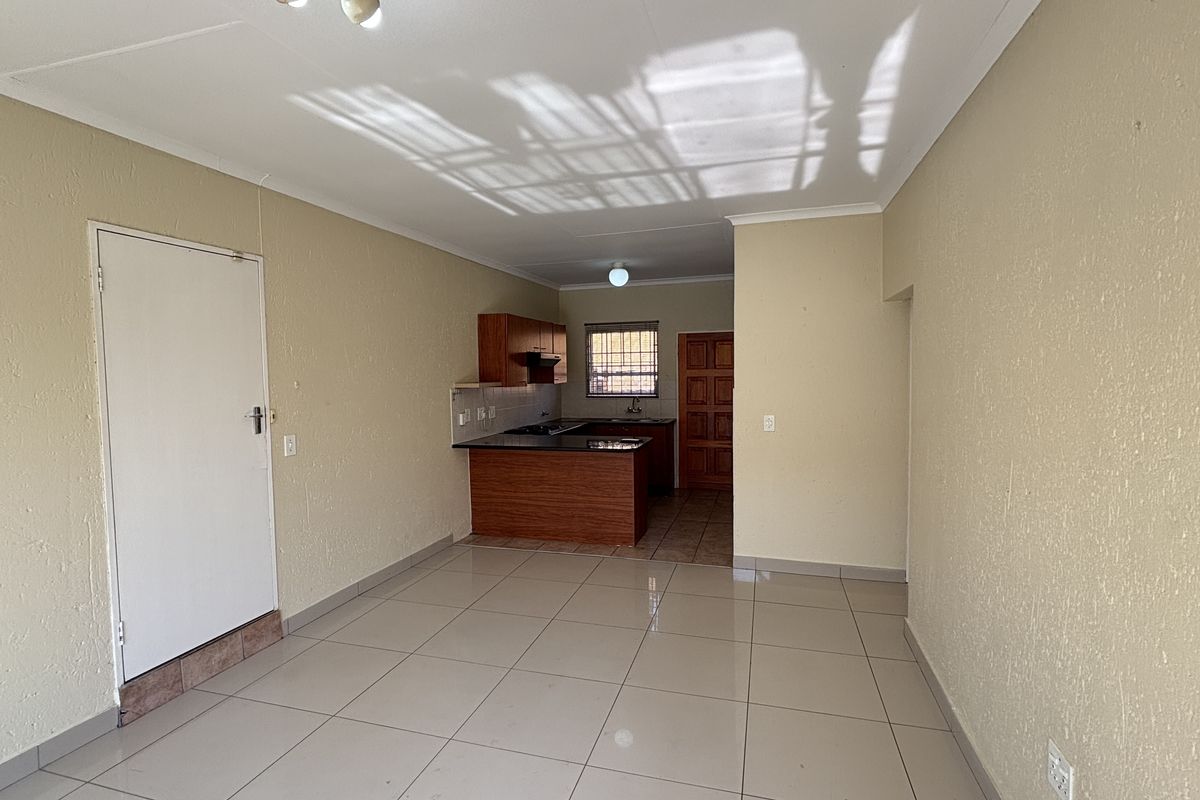 2-bedroom, 2-bathroom Townhouse  nestled within a peaceful and well-maintained complex, - Photo 2