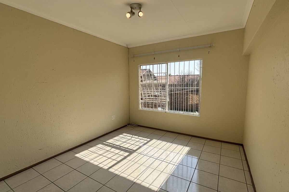 2-bedroom, 2-bathroom Townhouse  nestled within a peaceful and well-maintained complex, - Photo 5