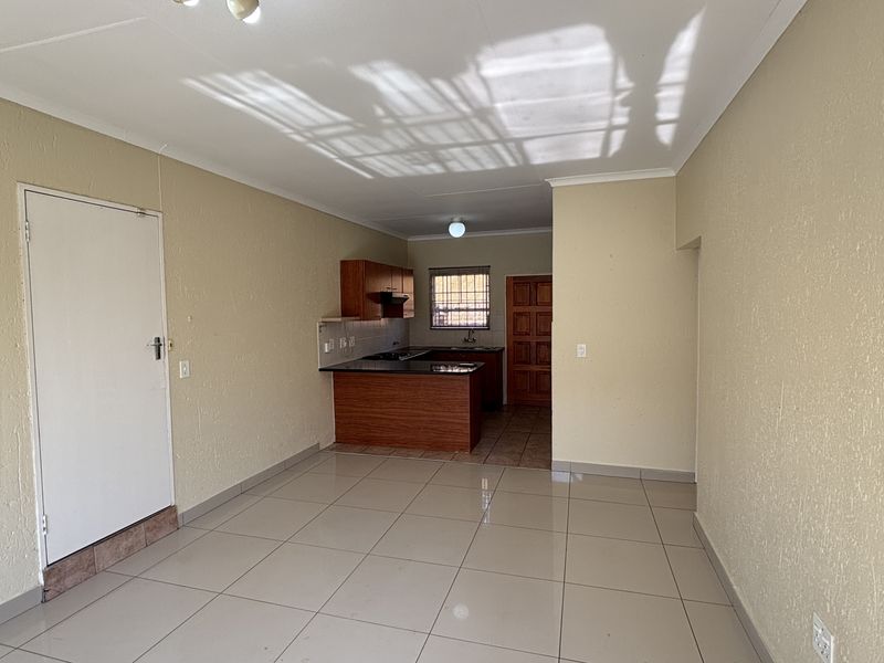 2-bedroom, 2-bathroom Townhouse  nestled within a peaceful and well-maintained complex, - Photo 2