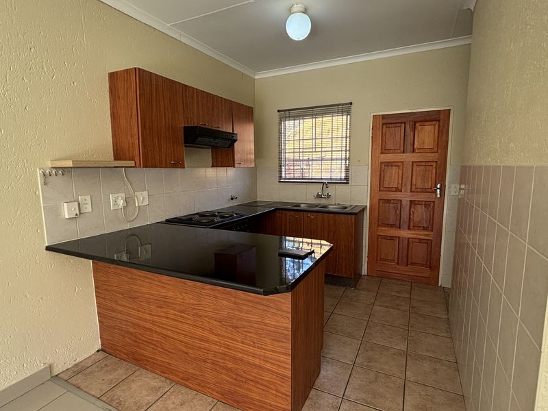 2-bedroom, 2-bathroom Townhouse  nestled within a peaceful and well-maintained complex, - Photo 3