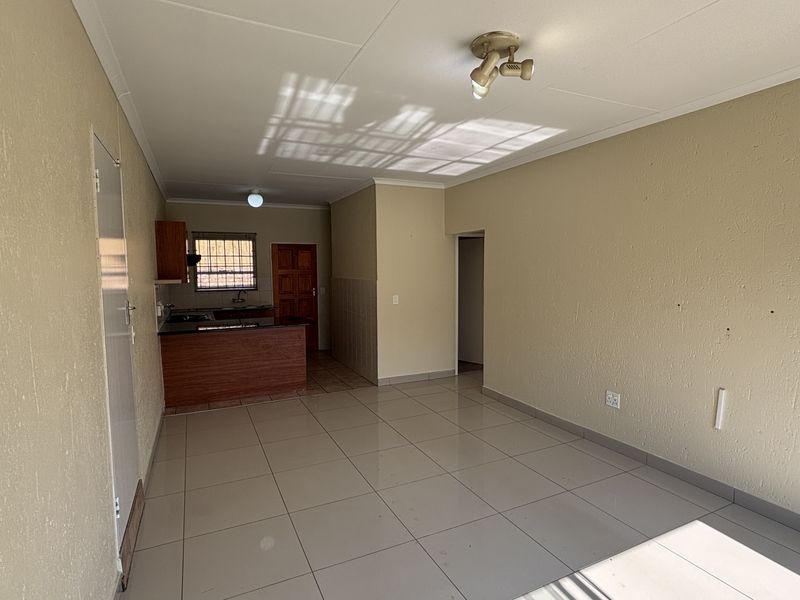 2-bedroom, 2-bathroom Townhouse  nestled within a peaceful and well-maintained complex, - Photo 4