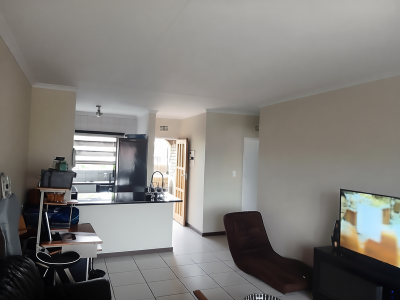 Modern Top-Floor 2-Bedroom Unit in Secure Northfields Complex – Buccleuch - Photo 5