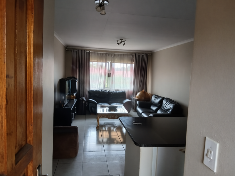 Modern Top-Floor 2-Bedroom Unit in Secure Northfields Complex – Buccleuch - Photo 6