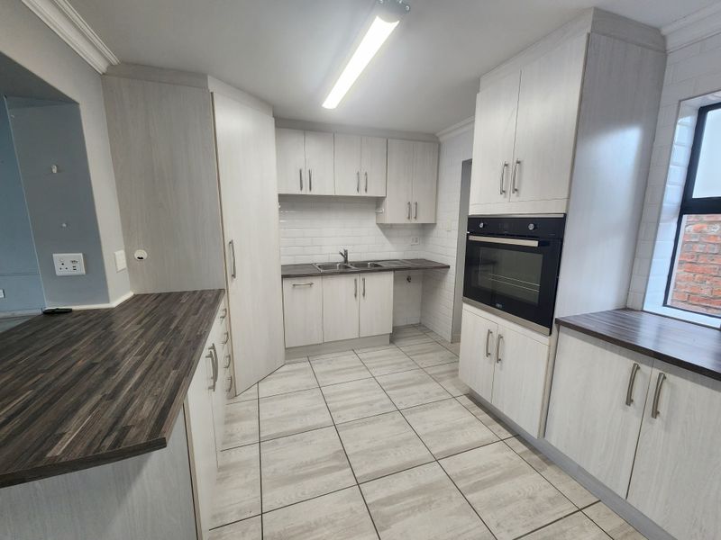 Secure Single-Level 3 Bedroom Home in Karookraal Estate, Hartenbos - Photo 10