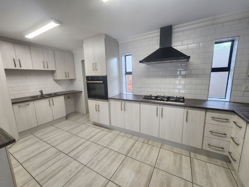 Secure Single-Level 3 Bedroom Home in Karookraal Estate, Hartenbos - Photo 9
