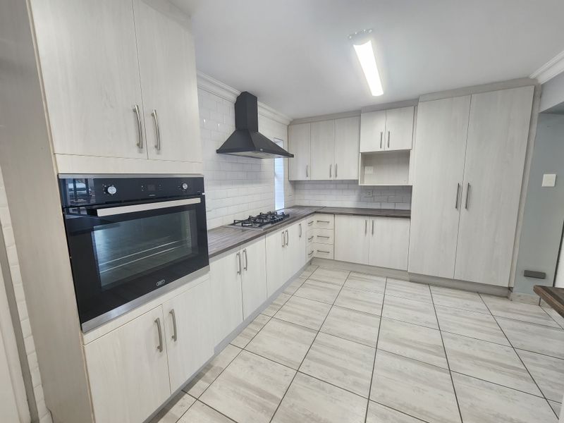 Secure Single-Level 3 Bedroom Home in Karookraal Estate, Hartenbos - Photo 7