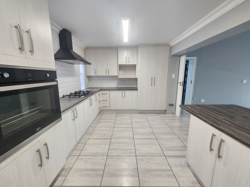 Secure Single-Level 3 Bedroom Home in Karookraal Estate, Hartenbos - Photo 3