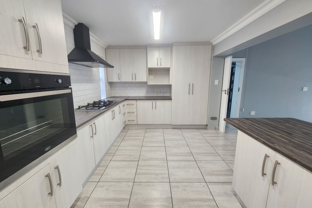 Secure Single-Level 3 Bedroom Home in Karookraal Estate, Hartenbos - Photo 3