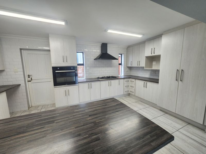 Secure Single-Level 3 Bedroom Home in Karookraal Estate, Hartenbos - Photo 8