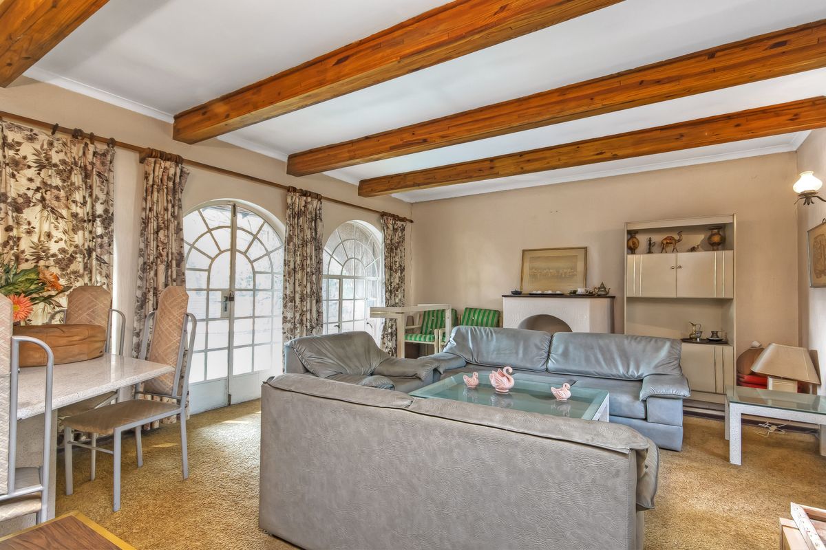 Timeless Mediterranean Family Home with Pool on Expansive 1,981 sqm Stand in Morningside Manor - Photo 5