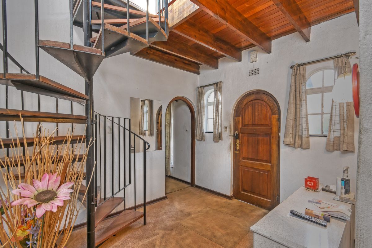 Timeless Mediterranean Family Home with Pool on Expansive 1,981 sqm Stand in Morningside Manor - Photo 2