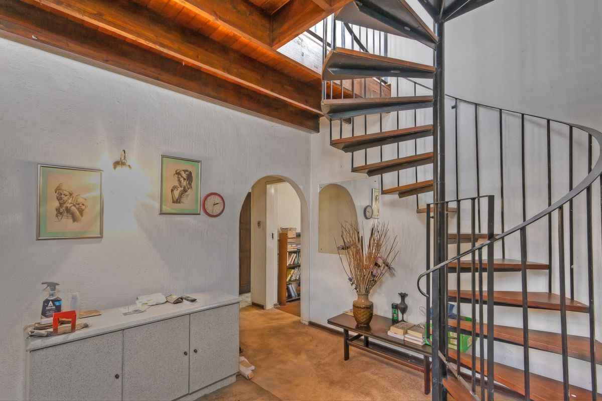 Timeless Mediterranean Family Home with Pool on Expansive 1,981 sqm Stand in Morningside Manor - Photo 3