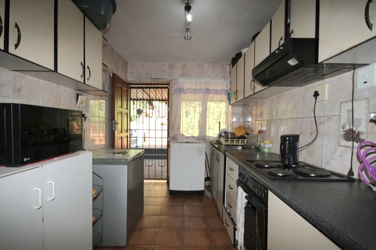 Stunning  4-bedroom Freehold home in Lotus Park for sale - Endless opportunities!!! - Photo 3