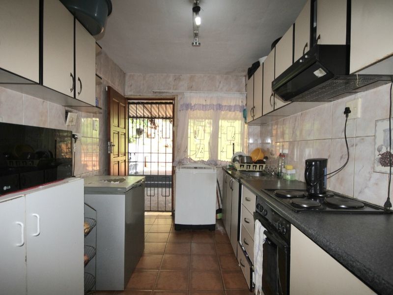 Stunning  4-bedroom Freehold home in Lotus Park for sale - Endless opportunities!!! - Photo 3