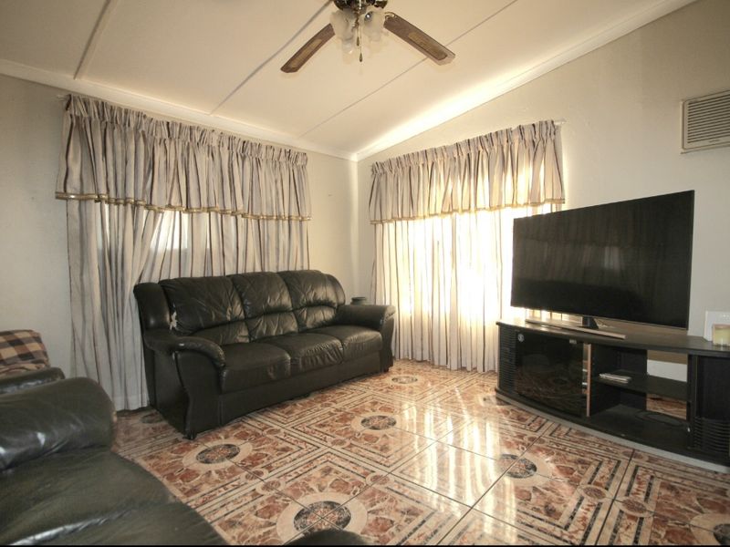 Stunning  4-bedroom Freehold home in Lotus Park for sale - Endless opportunities!!! - Photo 9