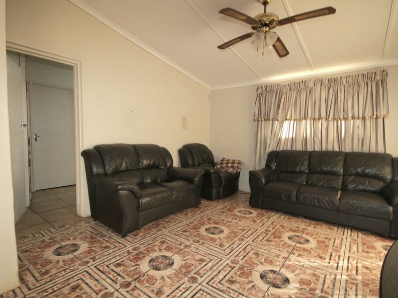 Stunning  4-bedroom Freehold home in Lotus Park for sale - Endless opportunities!!! - Photo 8